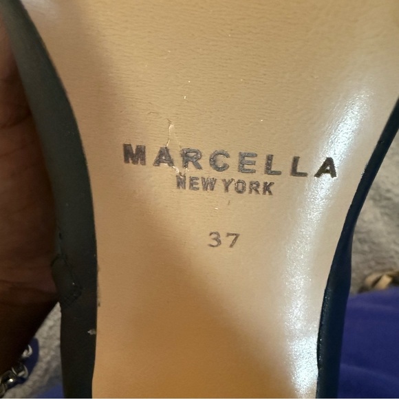 Sleek Black Heeled Boots with Zipper Detail - Picture 5 of 5